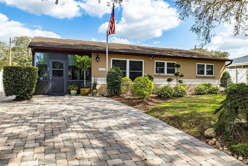 9609 N NEWPORT AVE TAMPA, FL 33612
