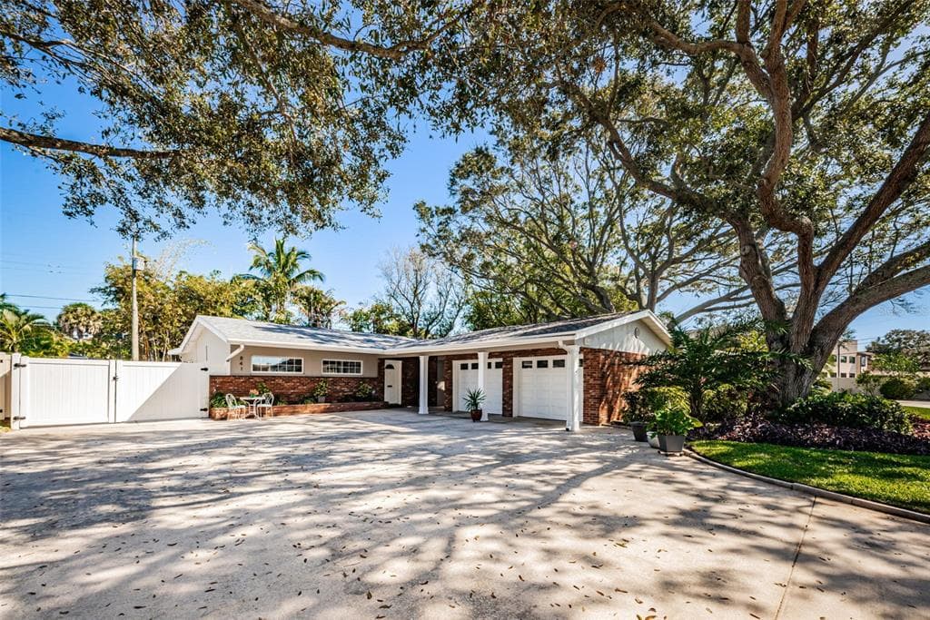841 RAFAEL BOULEVARD NE ST PETERSBURG, FL 33704