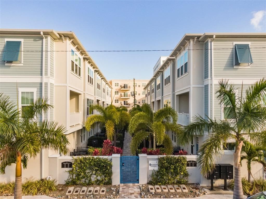 833 BURLINGTON AVENUE N ST PETERSBURG, FL 33701