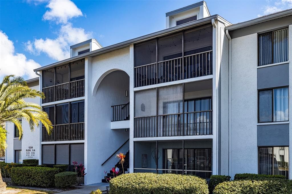 1236 PINE RIDGE CIRCLE W UNIT D3 TARPON SPRINGS, FL 34688