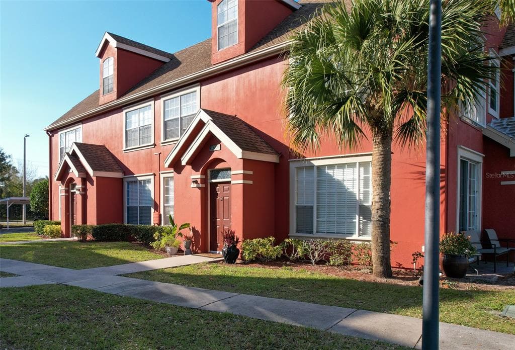 9292 LAKE CHASE ISLAND WAY WAY UNIT 9292 TAMPA, FL 33626