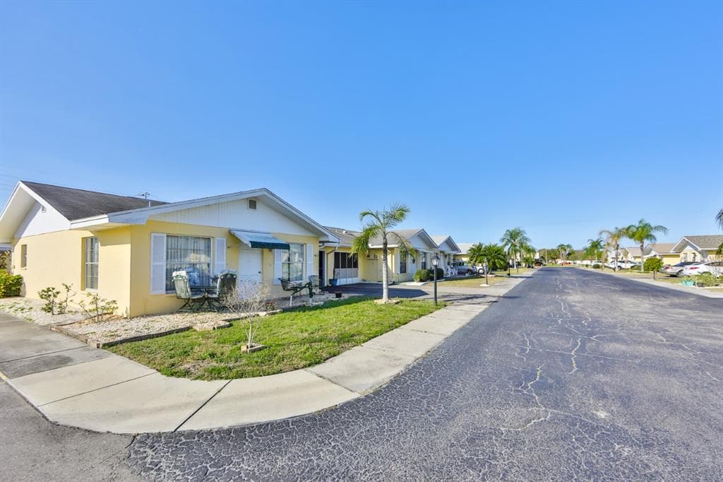 1002 WARWICK COURT SUN CITY CENTER, FL 33573