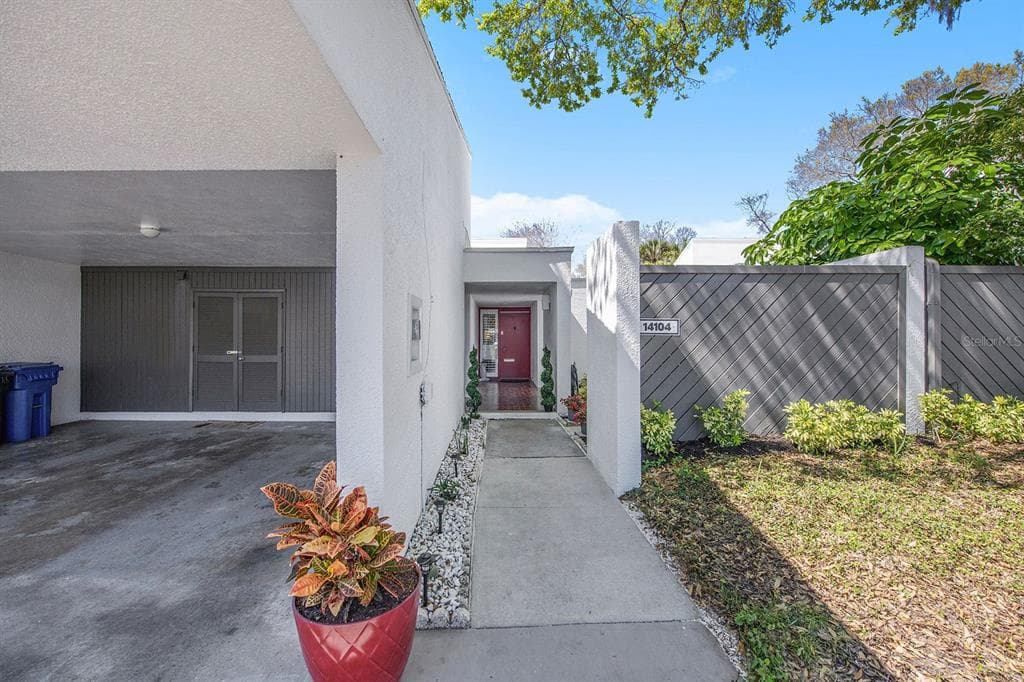 14104 CYPRESS RUN TAMPA, FL 33618