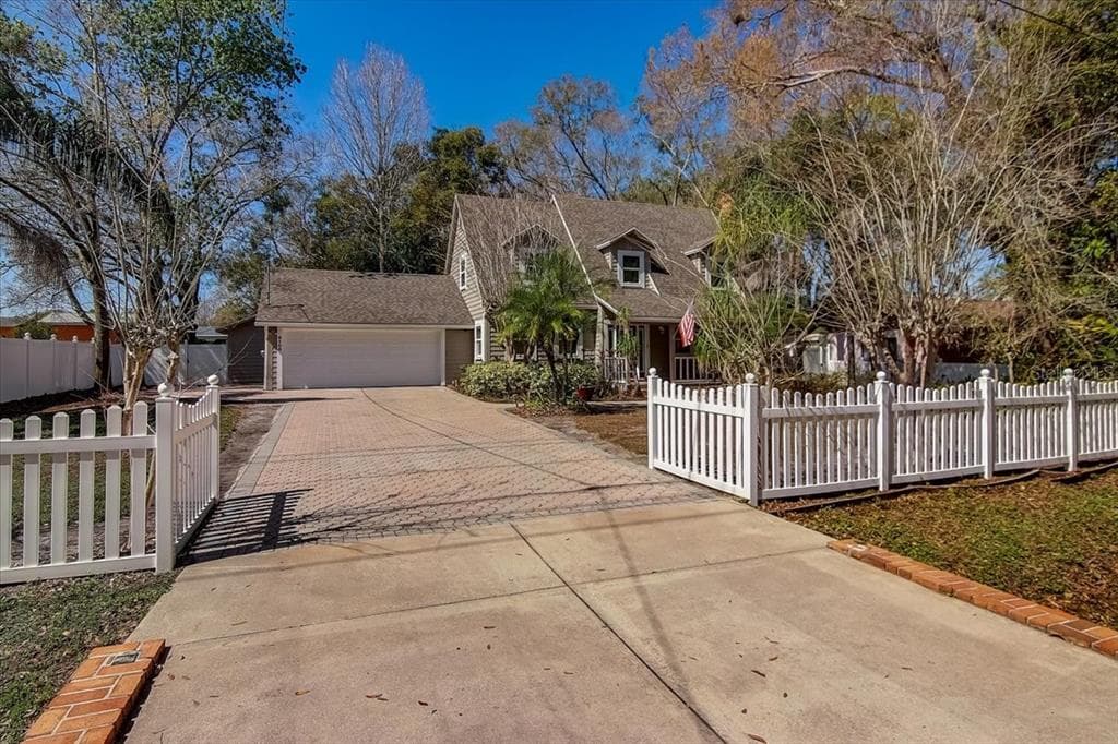 8106 N ALBANY AVENUE TAMPA, FL 33604
