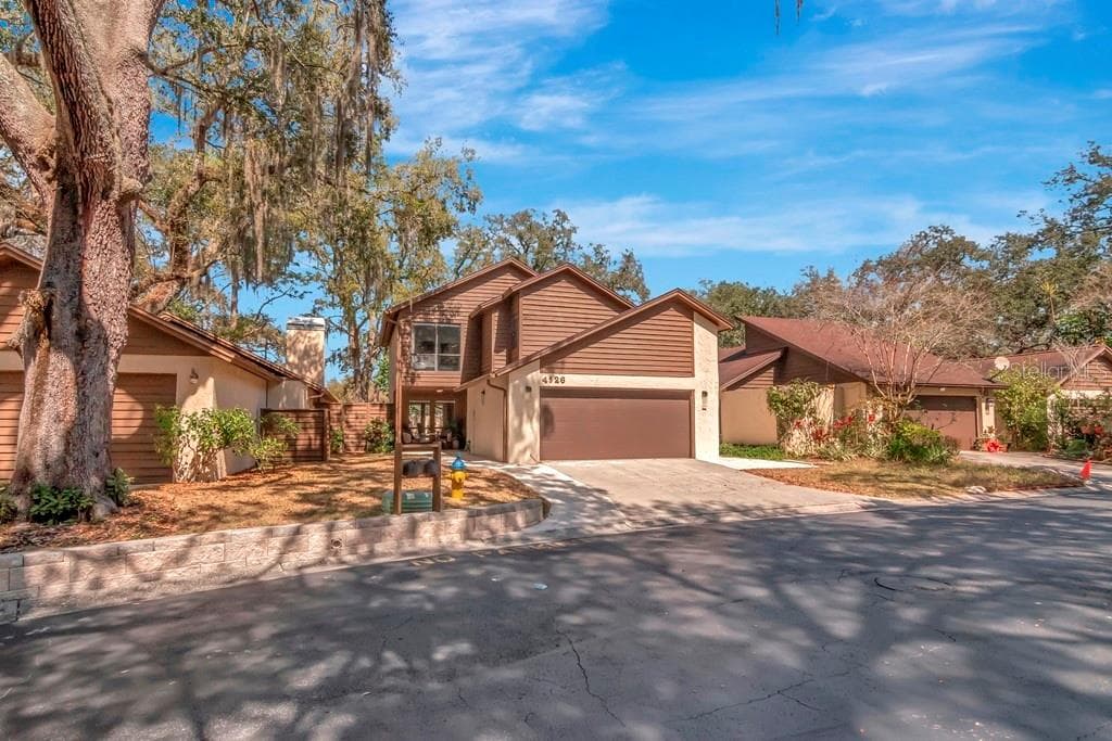 4526 SWEETWATER LAKE DR TAMPA, FL 33613
