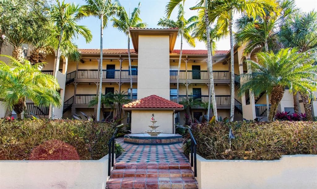 2400 FEATHER SOUND DRIVE UNIT 517 CLEARWATER, FL 33762