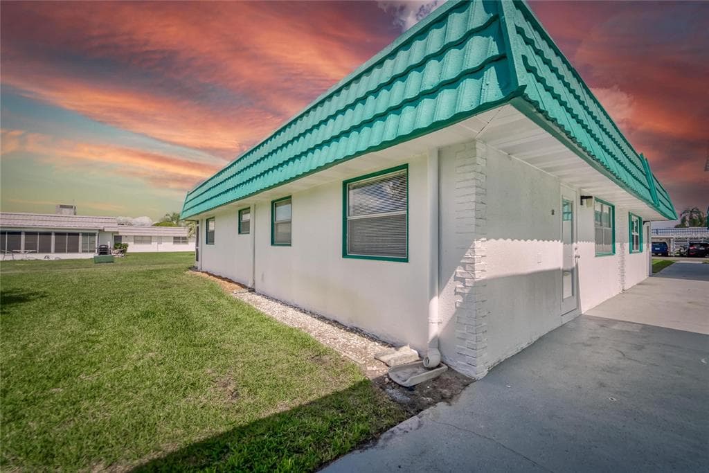 205 KINGS BOULEVARD UNIT 52 SUN CITY CENTER, FL 33573