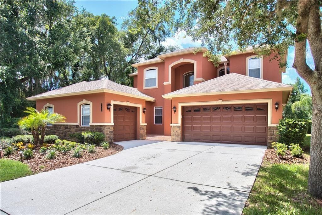 8118 HAMPTON GLEN DRIVE TAMPA, FL 33647