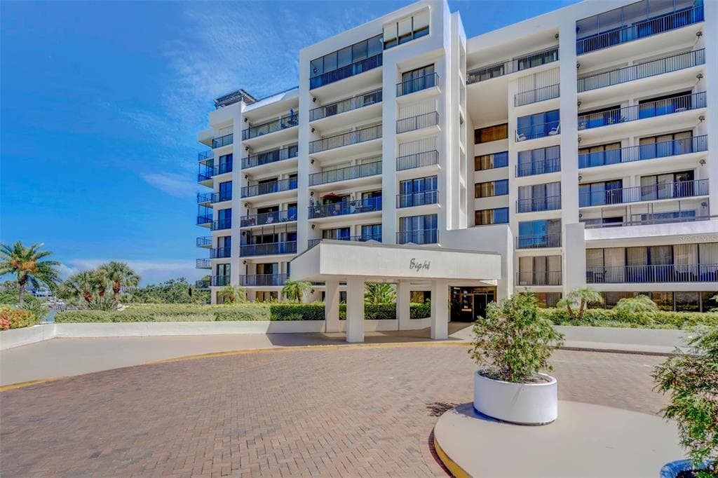 8 BELLEVIEW BOULEVARD UNIT 105 BELLEAIR, FL 33756