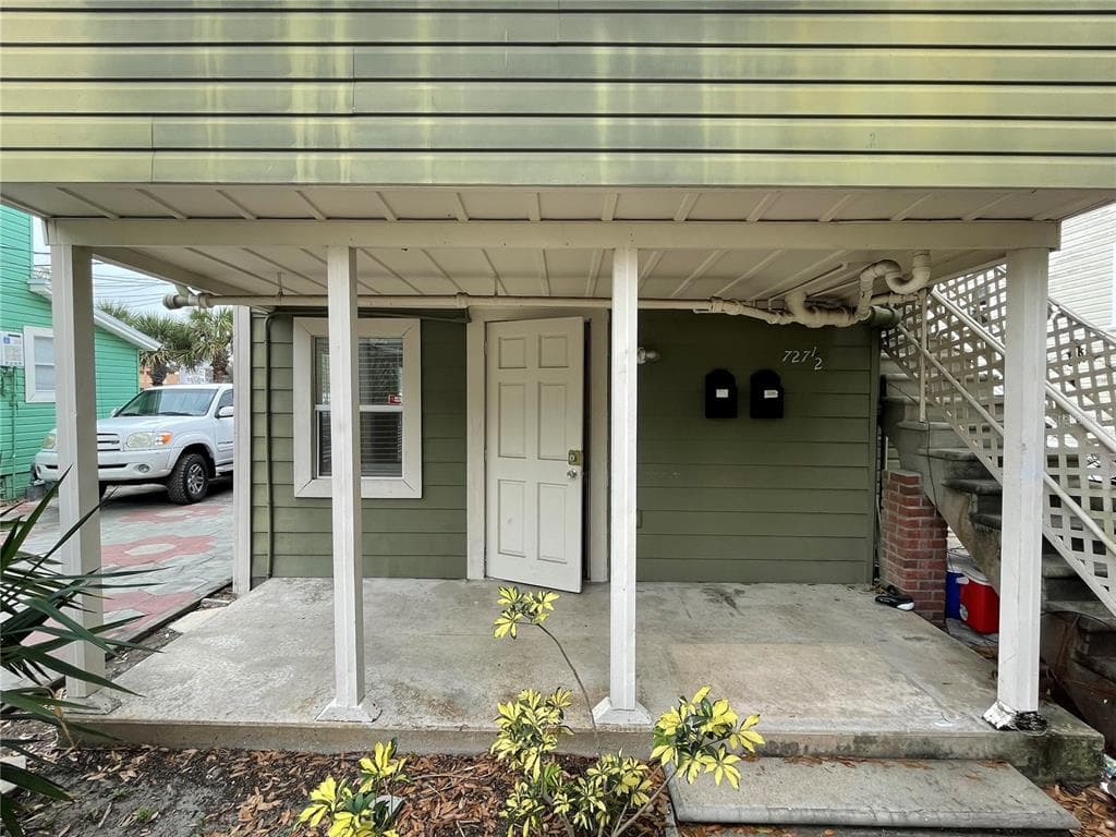 727 DARTMOOR STREET N UNIT 1/2 upper ST PETERSBURG, FL 33701