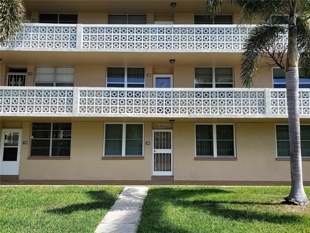 4915 BAY STREET NE UNIT 120 ST PETERSBURG, FL 33703