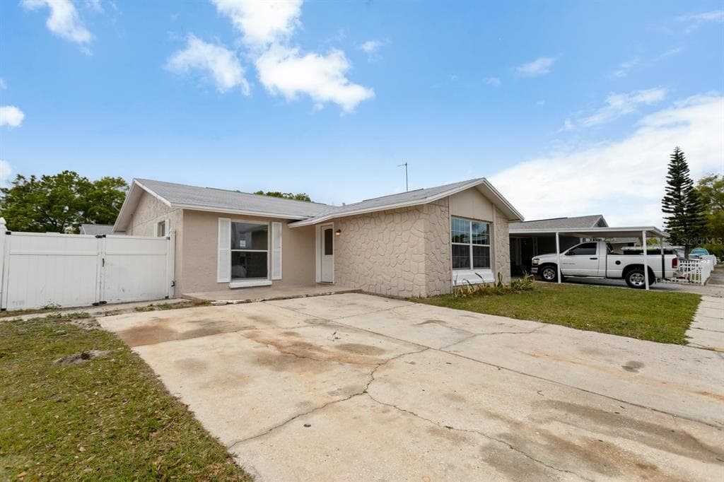 8702 LEEWARD DRIVE TAMPA, FL 33634