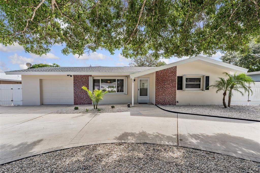 587 CIRCLE DRIVE E LARGO, FL 33770