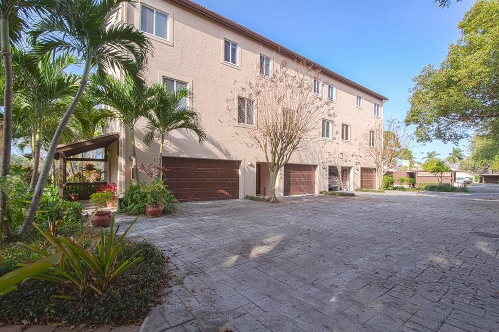 1672 PELICAN CREEK CROSSING UNIT 1672 ST PETERSBURG, FL 33707