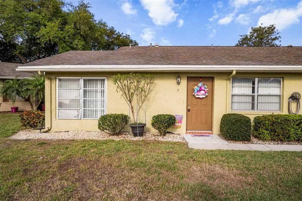 1904 CANTERBURY LANE UNIT M7 SUN CITY CENTER, FL 33573