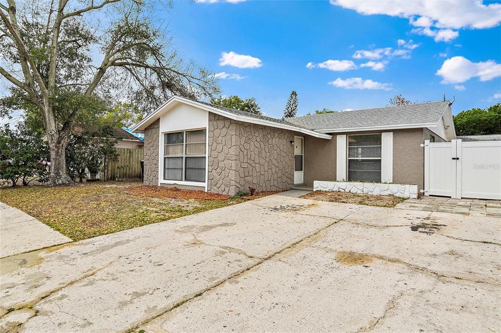 8622 LEEWARD DRIVE TAMPA, FL 33634