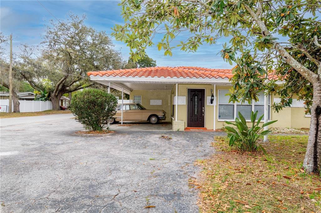 802 W COUNTRY CLUB DRIVE TAMPA, FL 33612