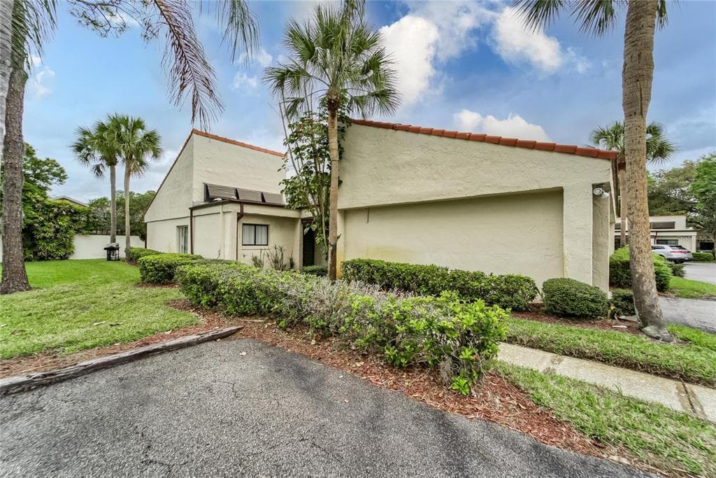 306 VALENCIA CT N PLANT CITY, FL 33566