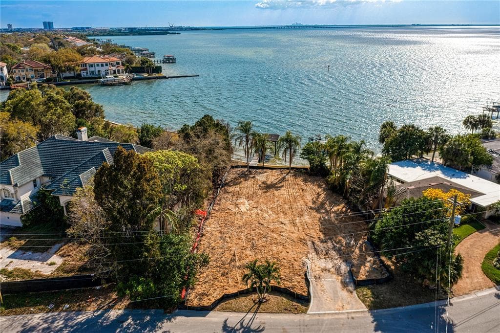 5104 W LONGFELLOW AVENUE TAMPA, FL 33629