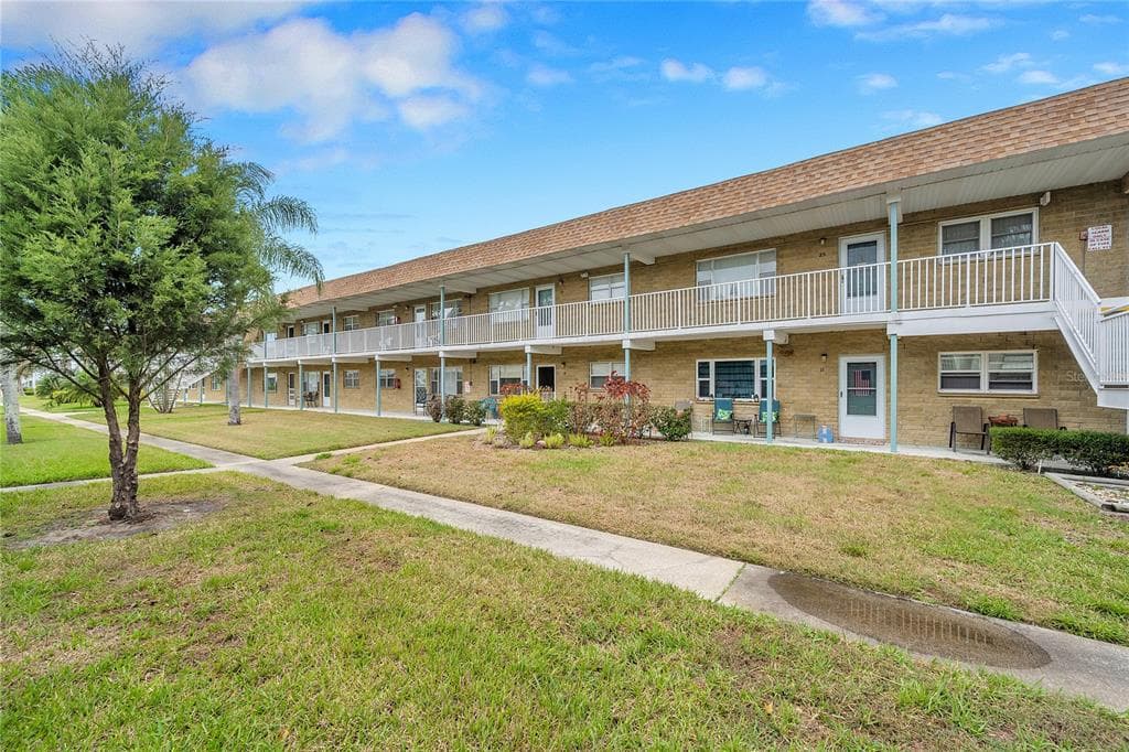 5247 81ST STREET N UNIT 10 ST PETERSBURG, FL 33709