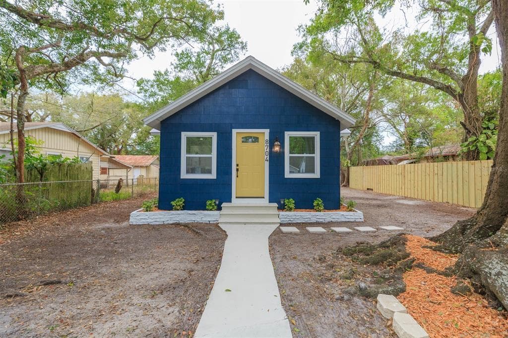 8704 N LYNN AVENUE TAMPA, FL 33604