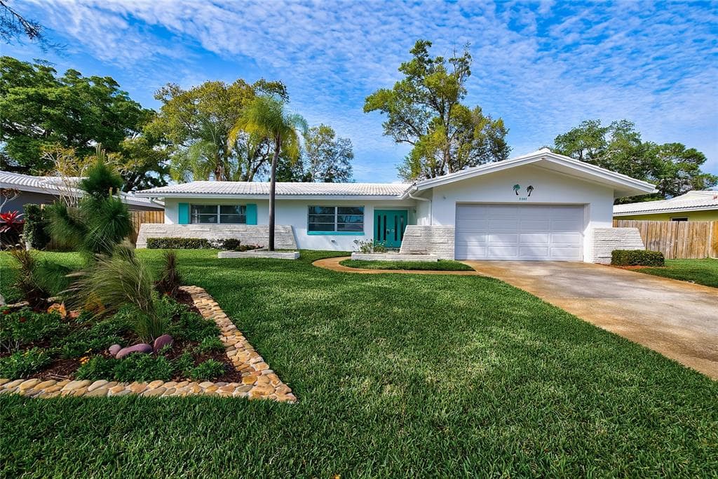 2082 ATTACHE COURT CLEARWATER, FL 33764