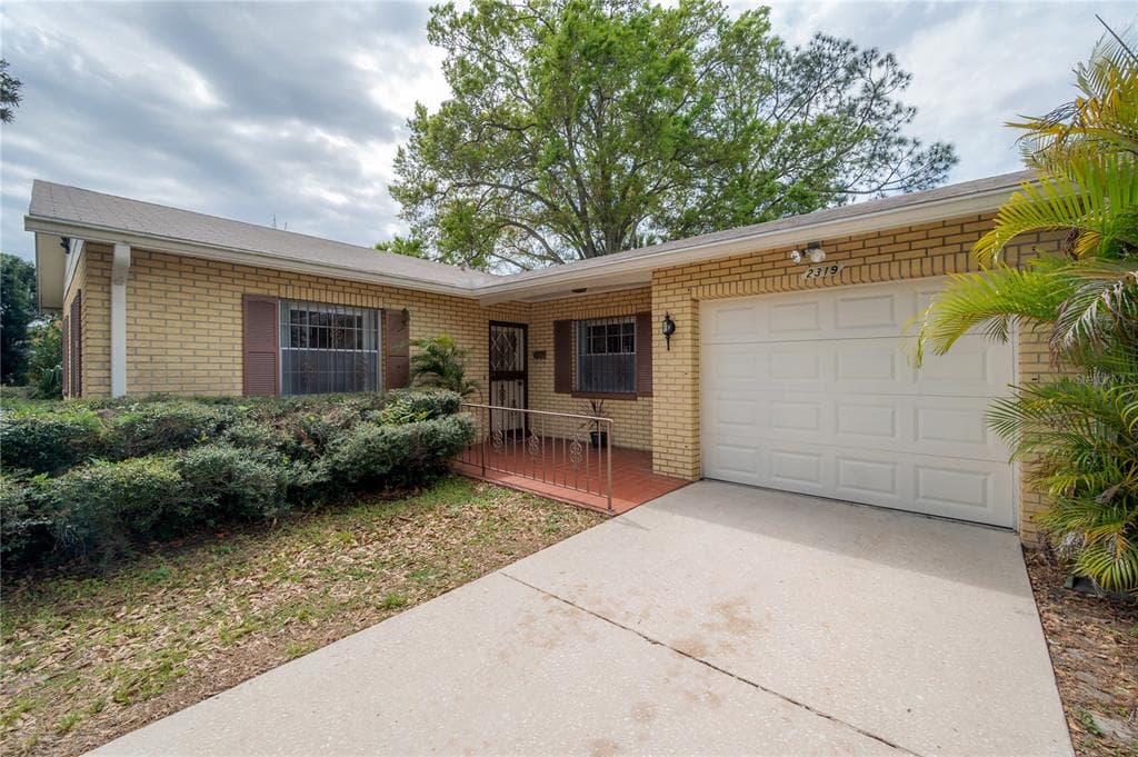 2319 FERN CIRCLE TAMPA, FL 33604