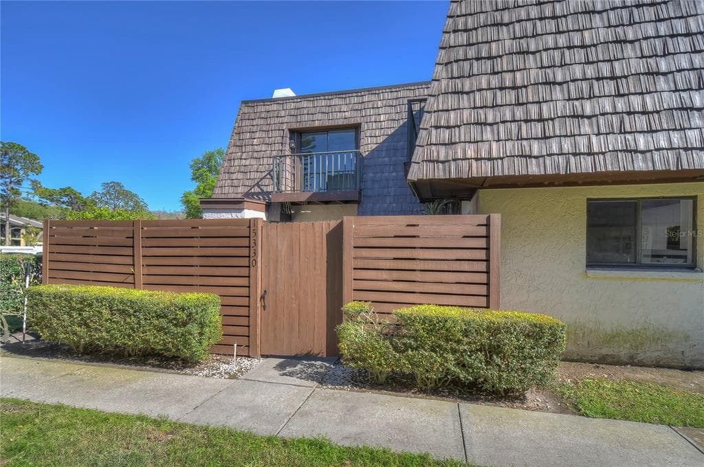 15330 E POND WOODS DRIVE UNIT 15330 TAMPA, FL 33618