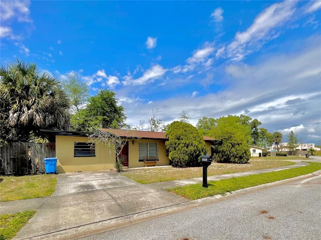 4916 CARLYLE ROAD TAMPA, FL 33615