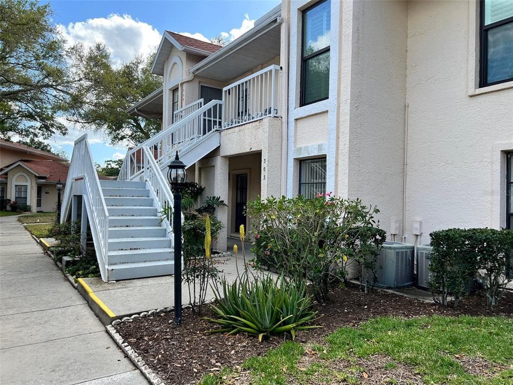 303 KNOTTWOOD COURT UNIT 3 SUN CITY CENTER, FL 33573