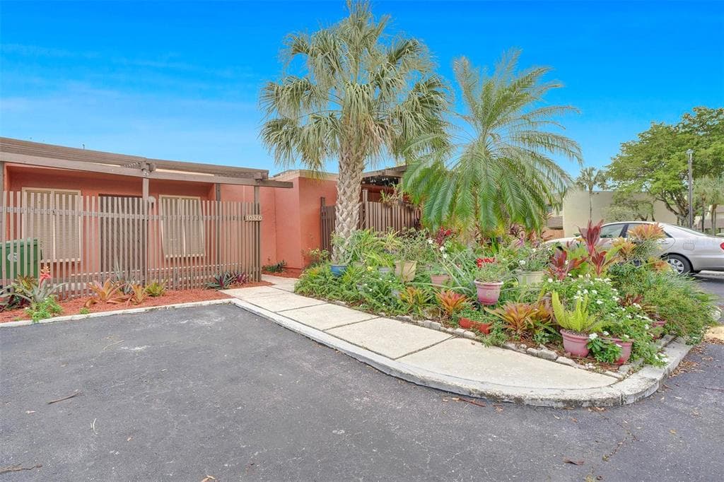 10320 GREENHOUSE ROAD PEMBROKE PINES, FL 33026