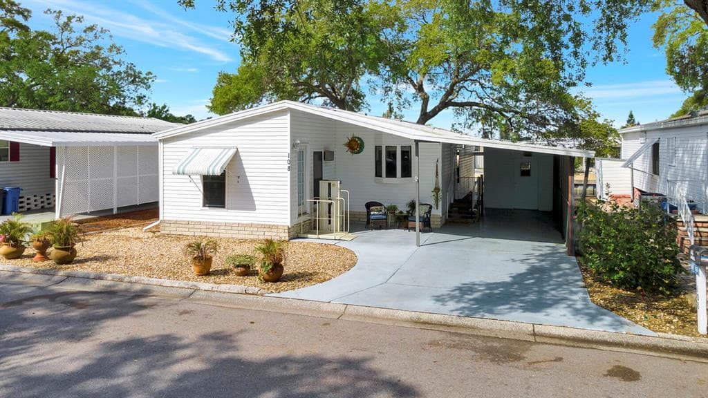 108 N SAINT GEORGE CIRCLE APOLLO BEACH, FL 33572