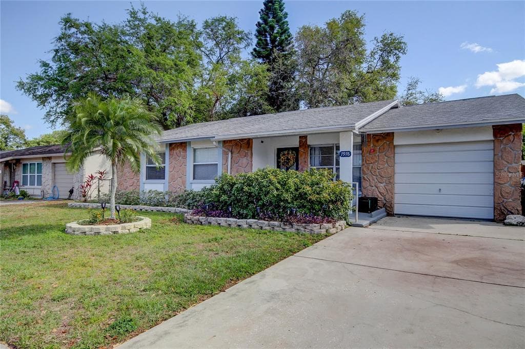 7976 SHADOW RUN DRIVE LARGO, FL 33773