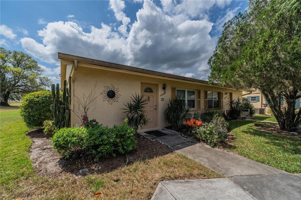302 CANTON COURT UNIT 68 SUN CITY CENTER, FL 33573