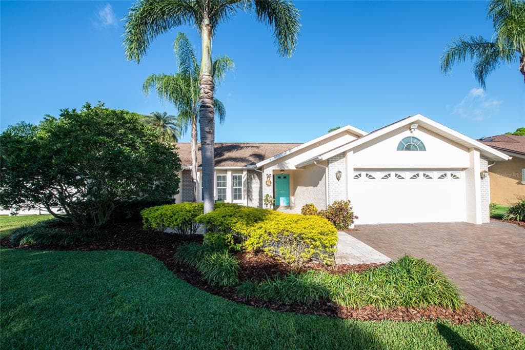 1904 GLEN LAKES CIRCLE N ST PETERSBURG, FL 33702