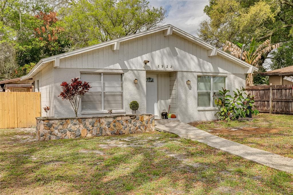 8922 N DEXTER AVENUE TAMPA, FL 33604