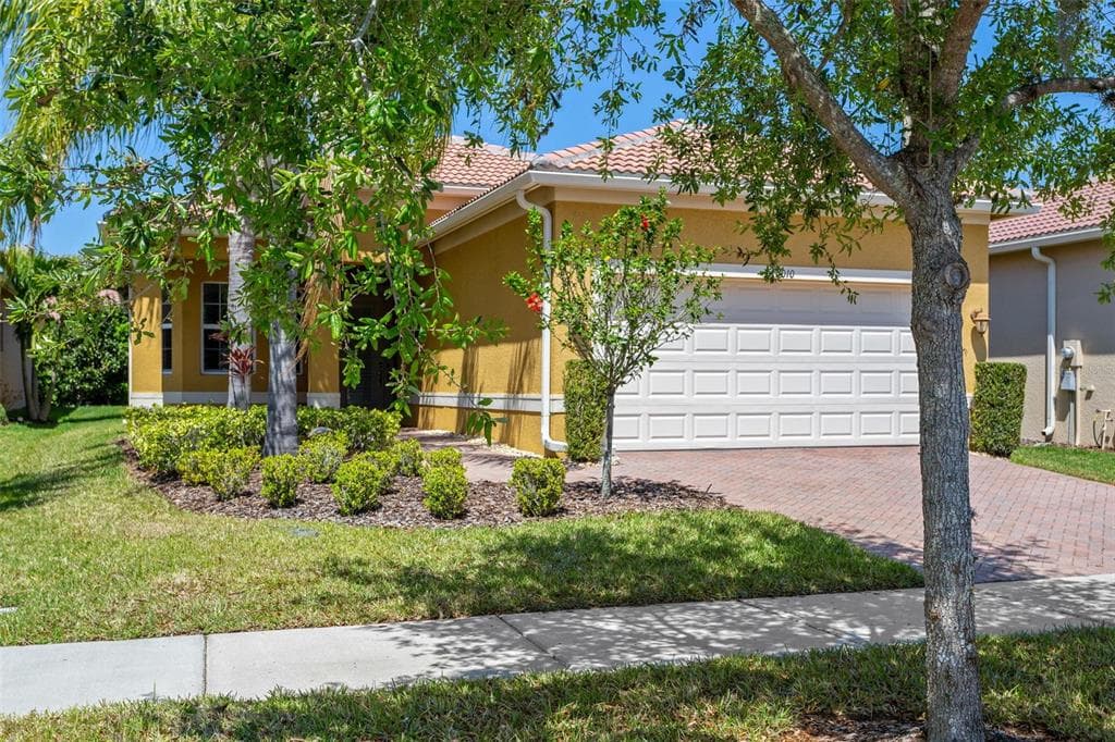 5010 INDIAN SHORES PLACE WIMAUMA, FL 33598