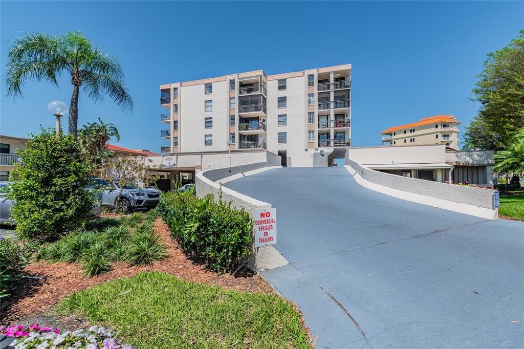 6051 SUN BOULEVARD UNIT 305 ST PETERSBURG, FL 33715