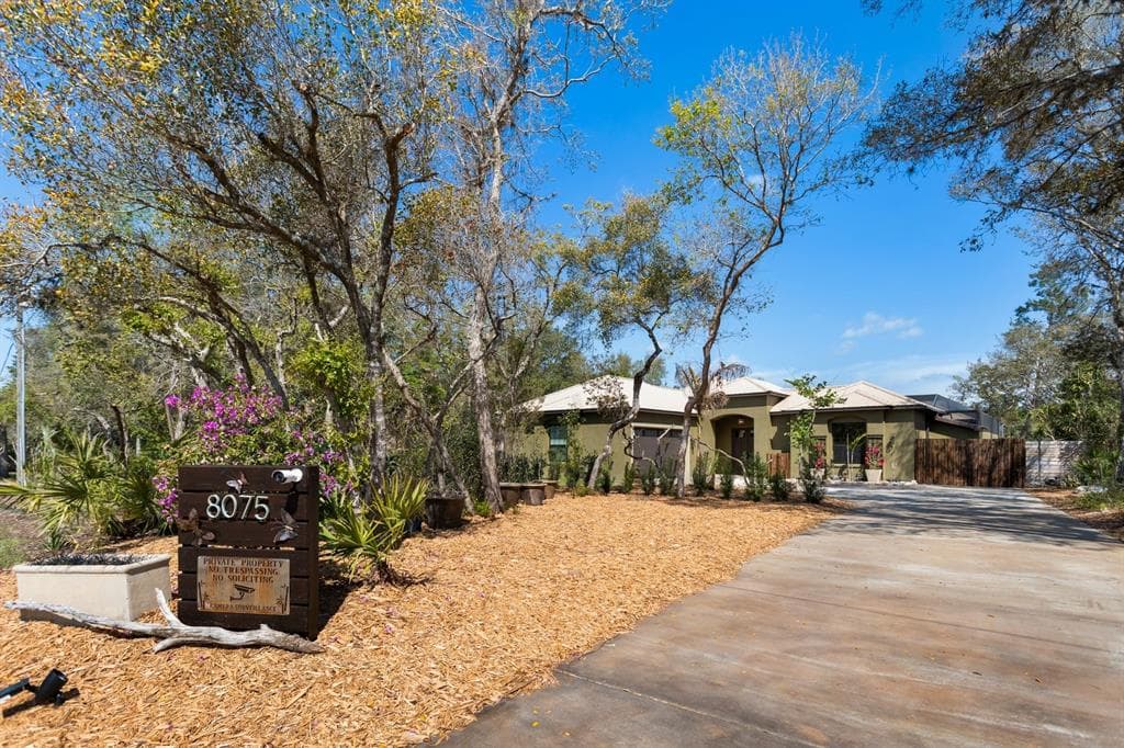 8075 DELAWARE DRIVE WEEKI WACHEE, FL 34607