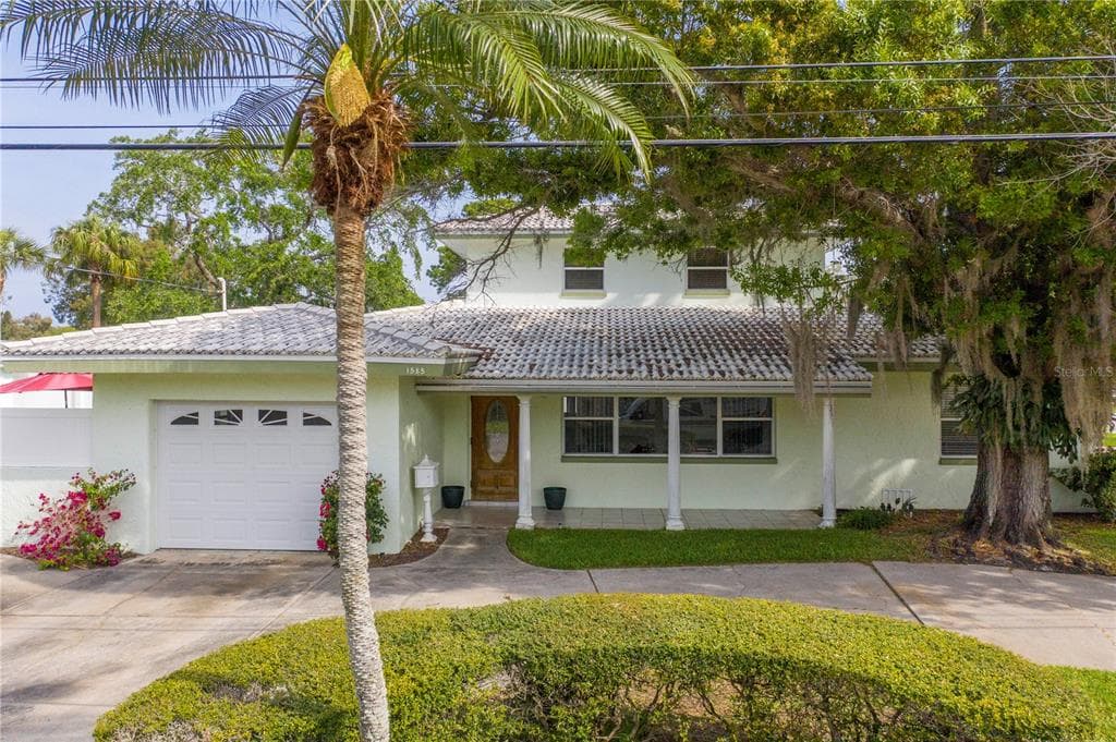 1585 DELAWARE AVENUE NE ST PETERSBURG, FL 33703