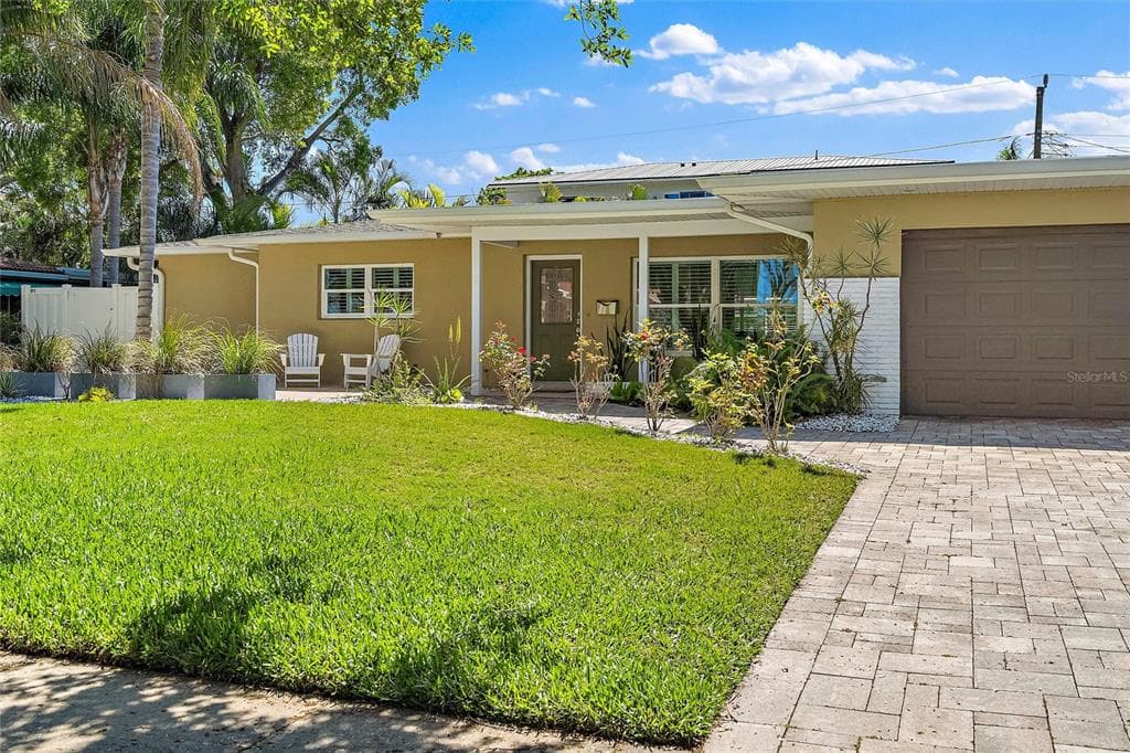 338 BAYVIEW DRIVE NE ST PETERSBURG, FL 33704