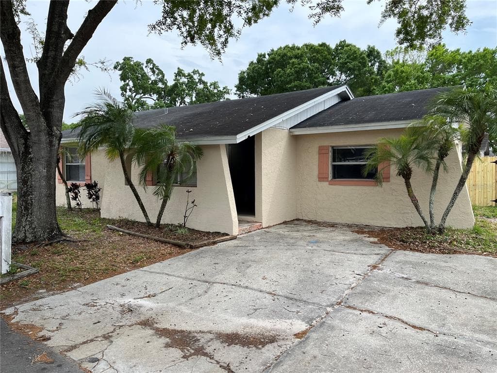10104 ENCHANTED OAKS COURT TAMPA, FL 33615