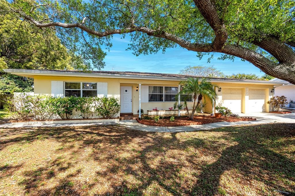 543 CIRCLE DRIVE E LARGO, FL 33770