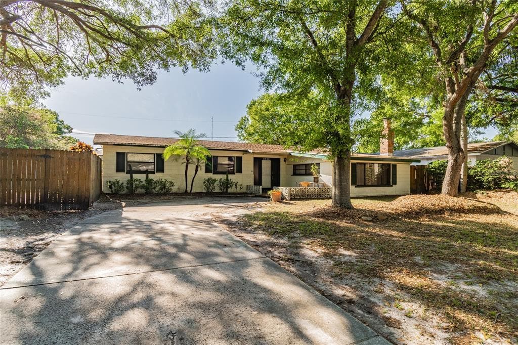 8090 LARK STREET SEMINOLE, FL 33777