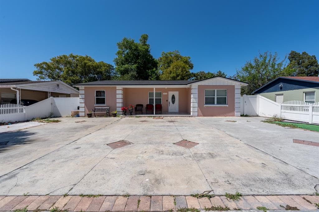 6432 YORKSHIRE ROAD TAMPA, FL 33634