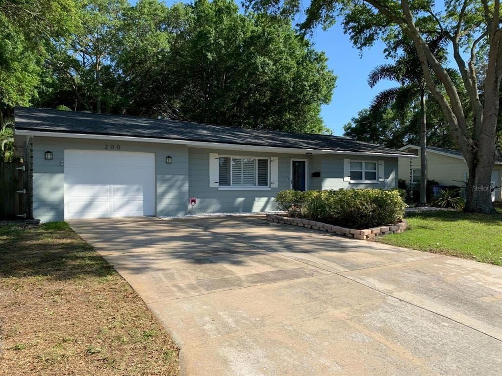 200 NW LINCOLN CIRCLE N ST PETERSBURG, FL 33702
