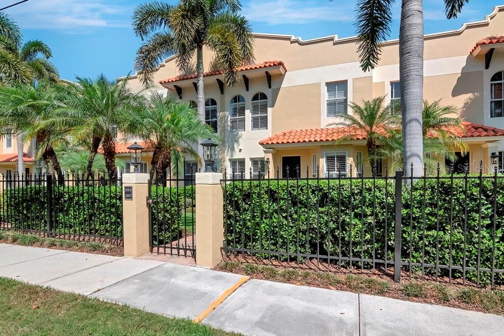 2807 W PRICE AVENUE UNIT 4 TAMPA, FL 33611