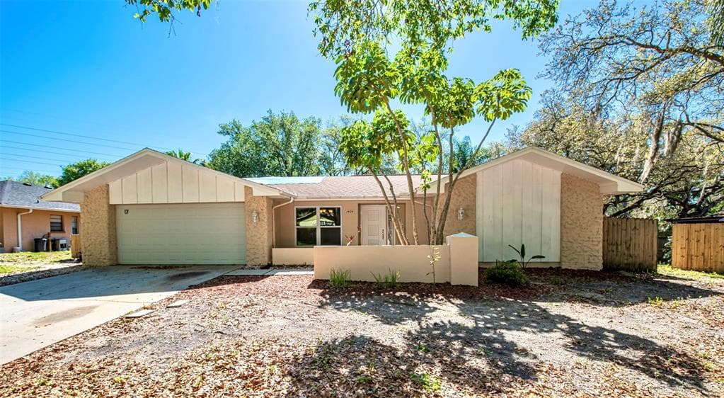 1404 SILVER OAK DRIVE TARPON SPRINGS, FL 34689