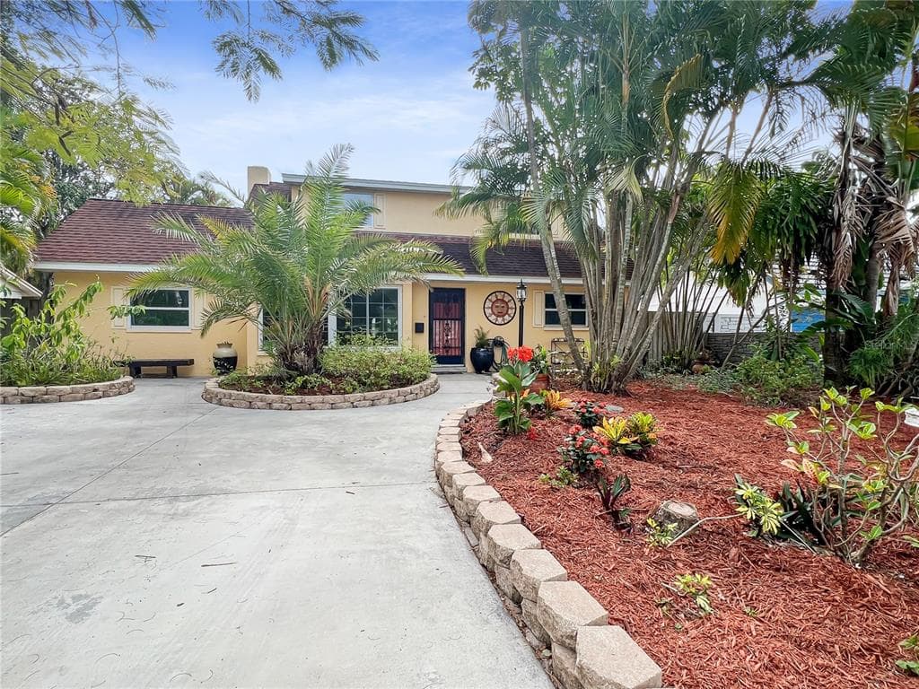 6537 27TH WAY N ST PETERSBURG, FL 33702