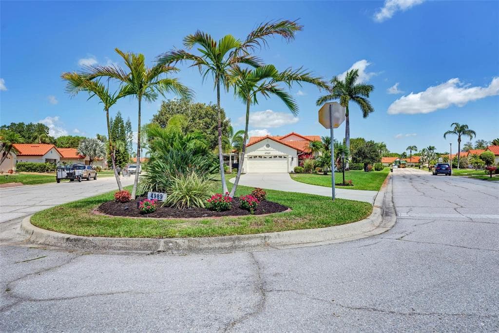 4989 CLUBVIEW COURT E BRADENTON, FL 34203